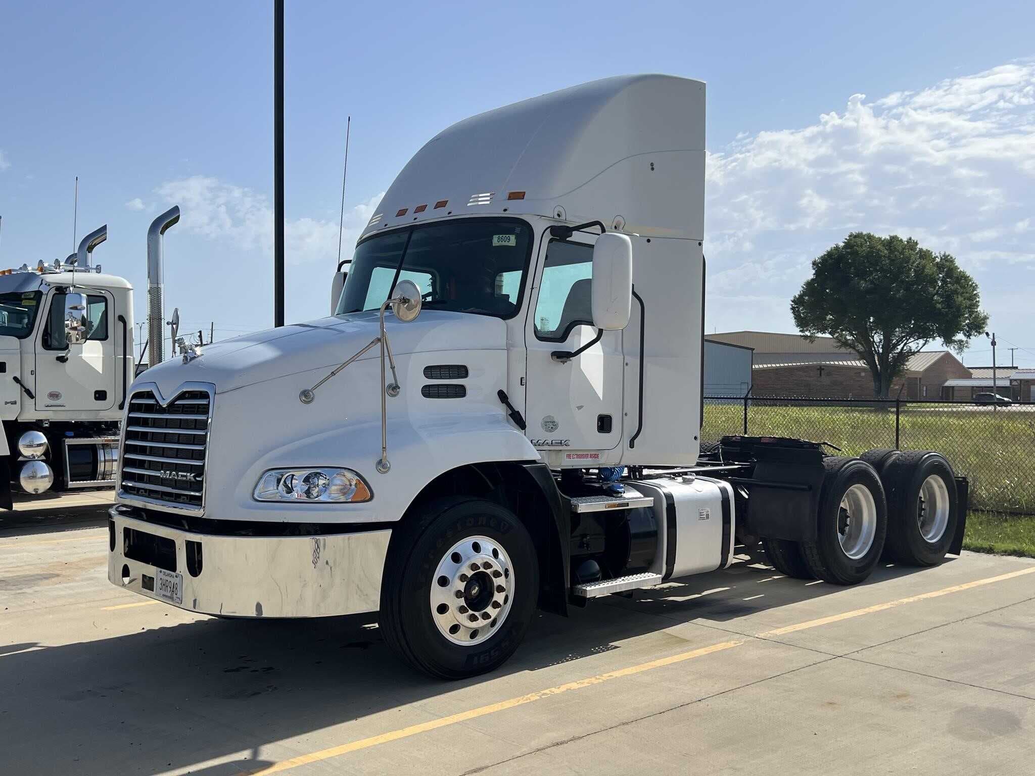 Used 2017 MACK 600 Conventional - Day Cab image 1