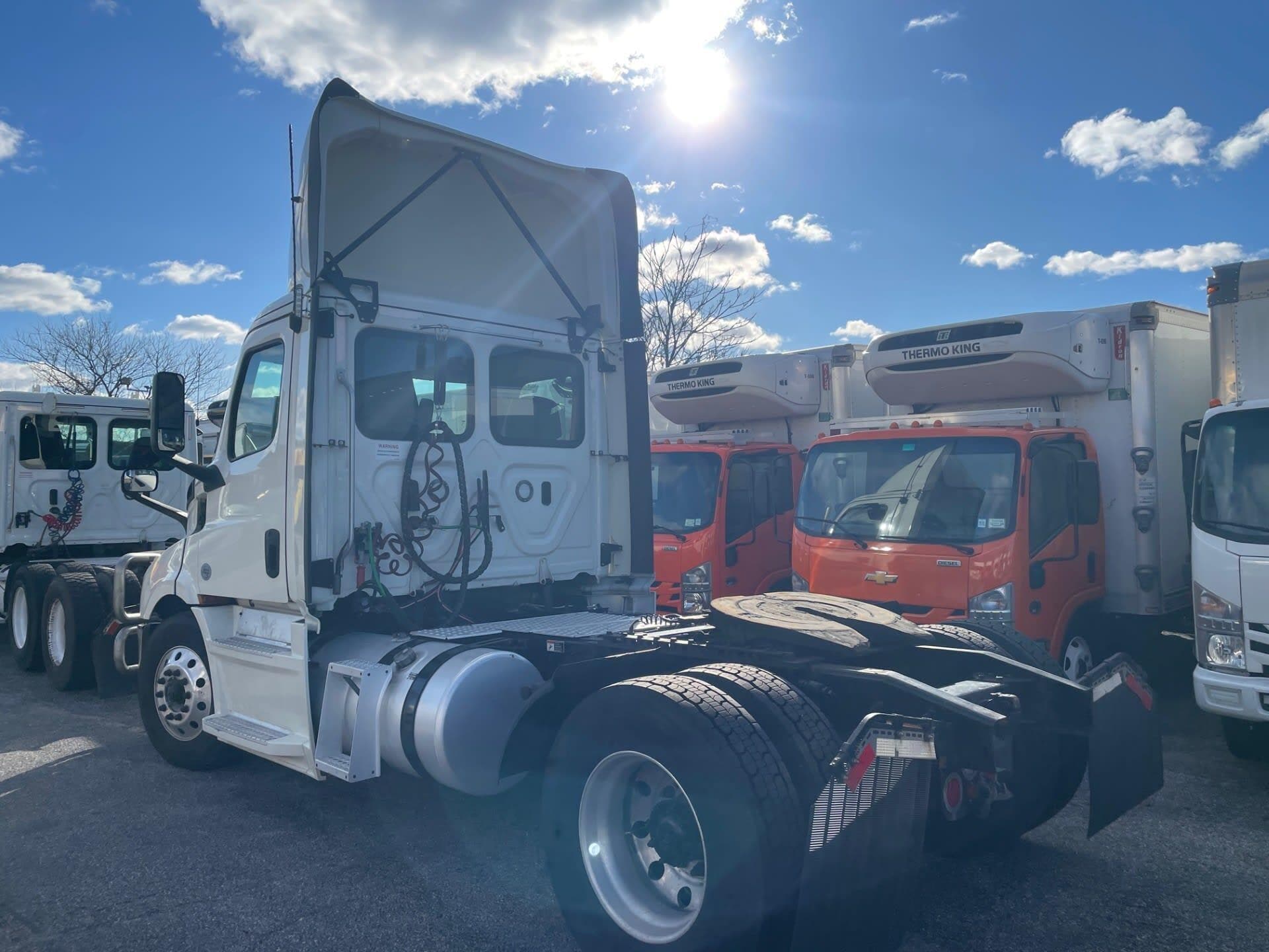 Used 2019 FREIGHTLINER/MERCEDES Conventional - Day Cab - NEW CASCADIA 116 image 7