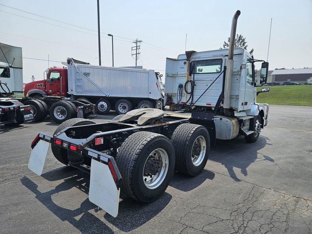 2017 Volvo VNL image 4
