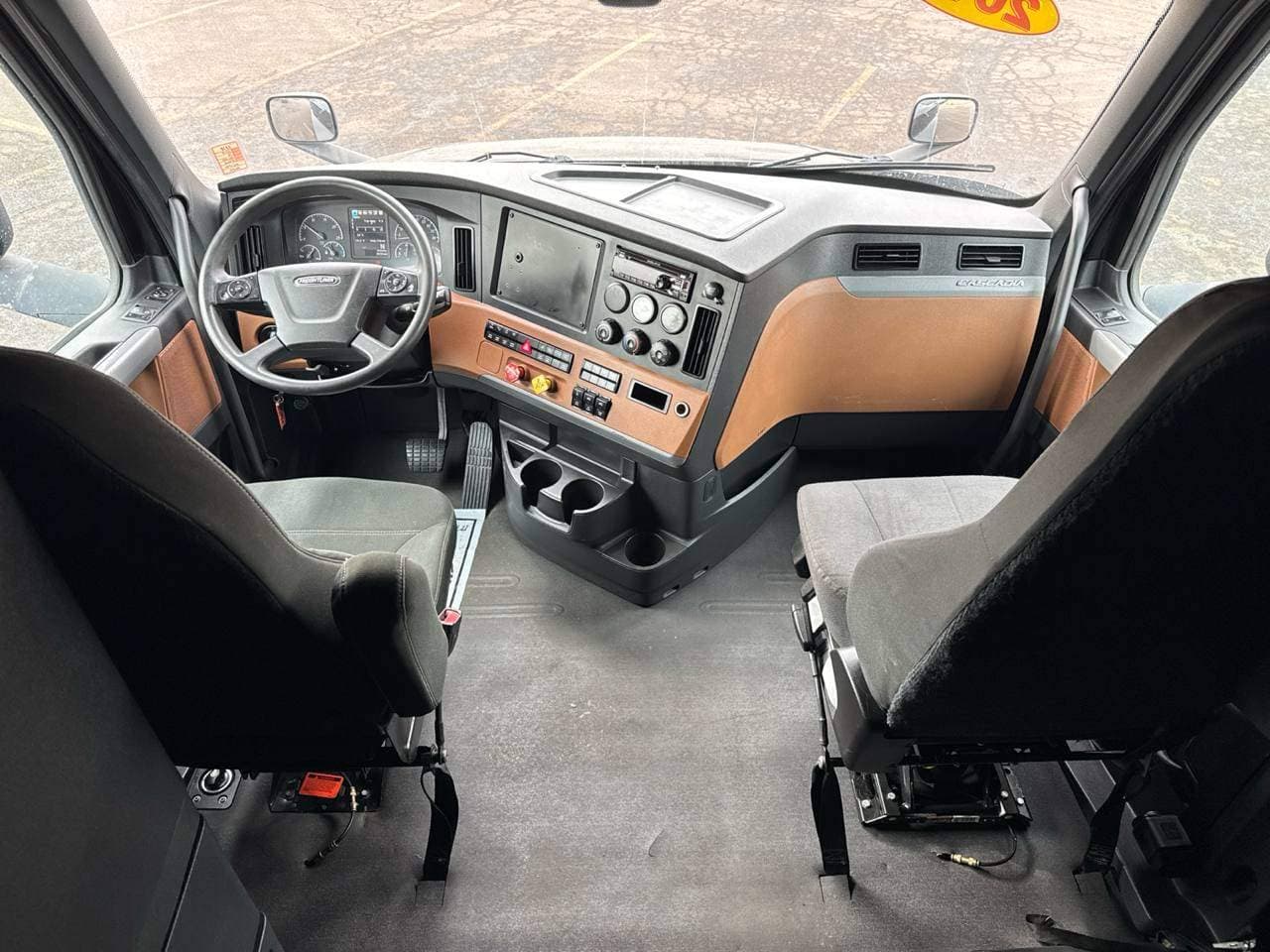 2019 Freightliner Cascadia image 13