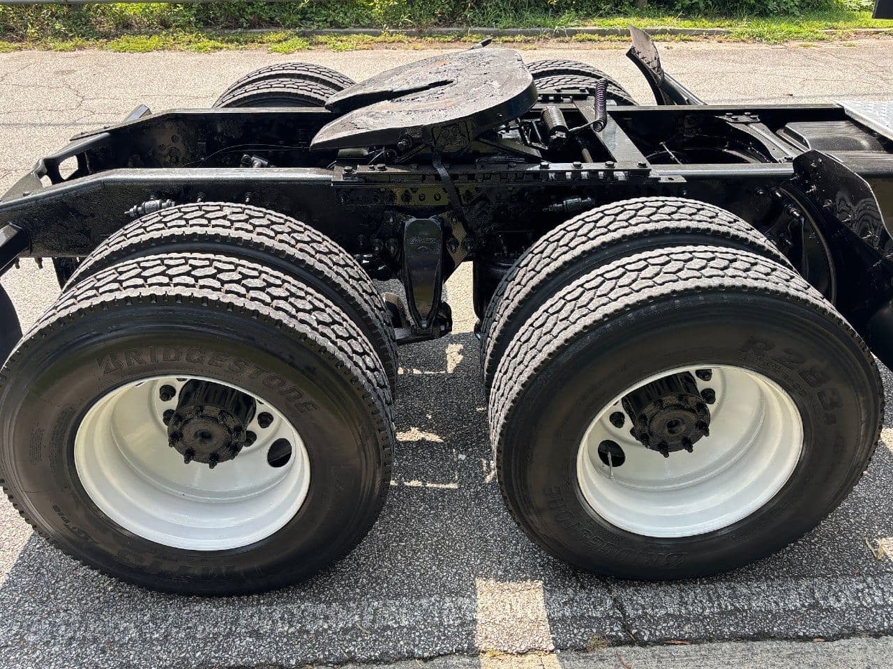 2020 Freightliner Cascadia 126 image 13