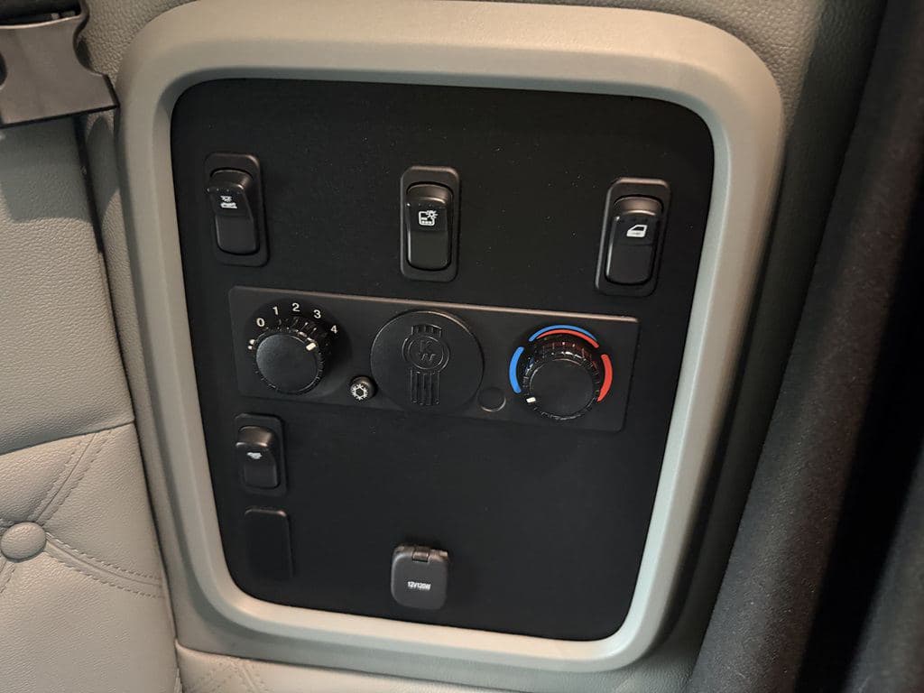 Used 2020 KENWORTH T880 image 25