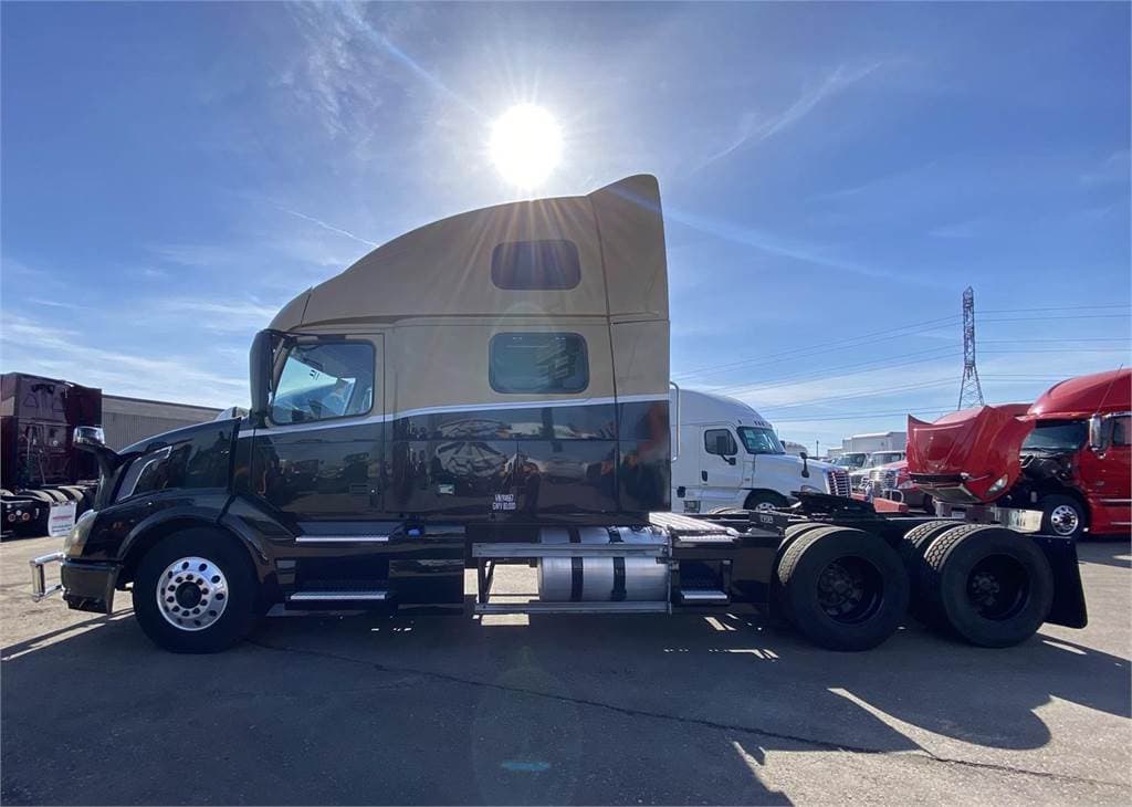 2015 Volvo VNL670 image 4