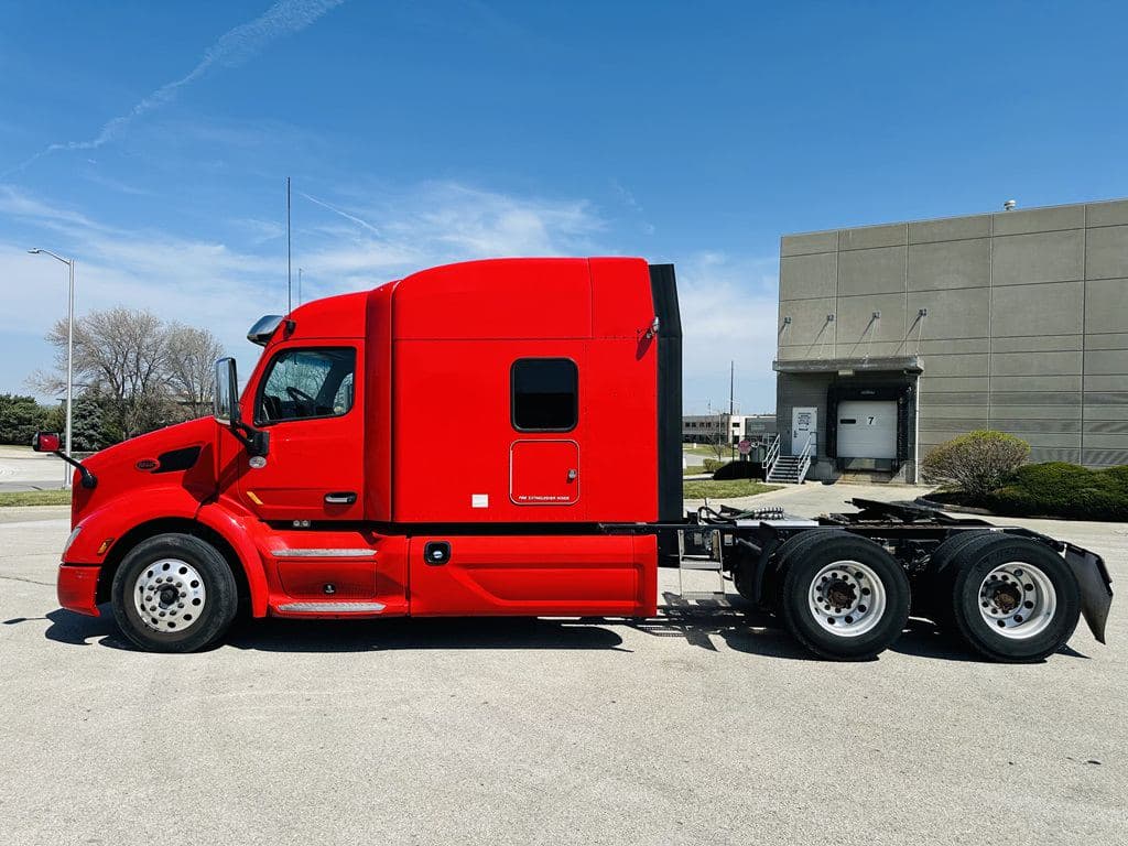 Used 2022 PETERBILT 579 image 8