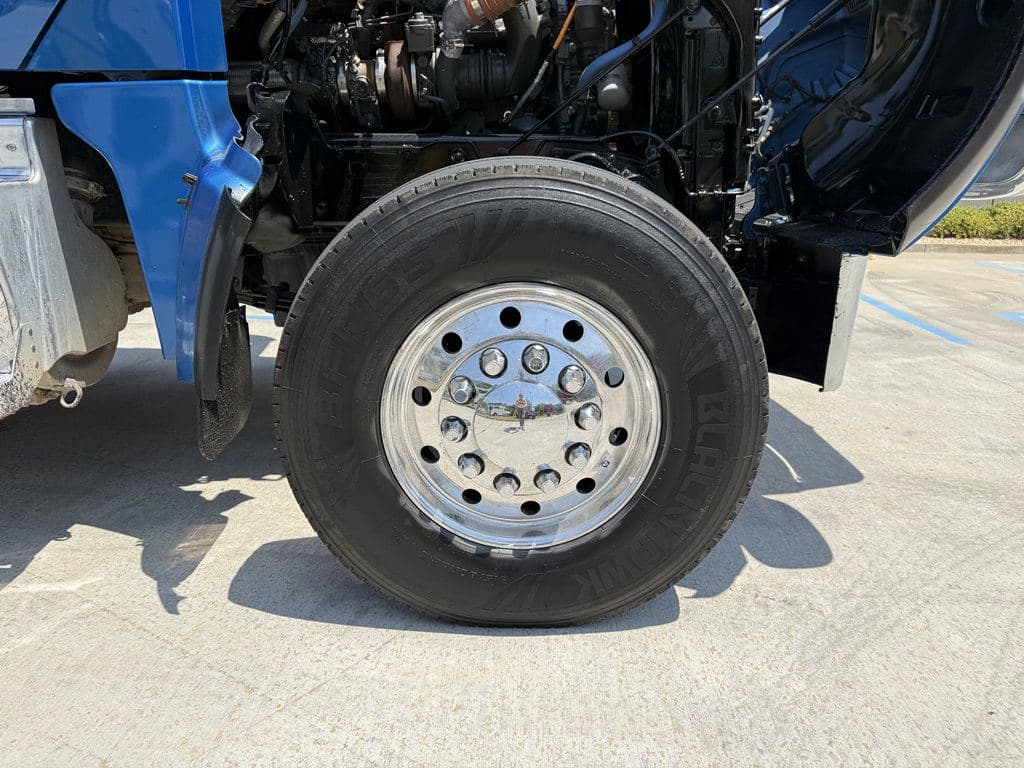 Used 2025 PETERBILT 567 image 16