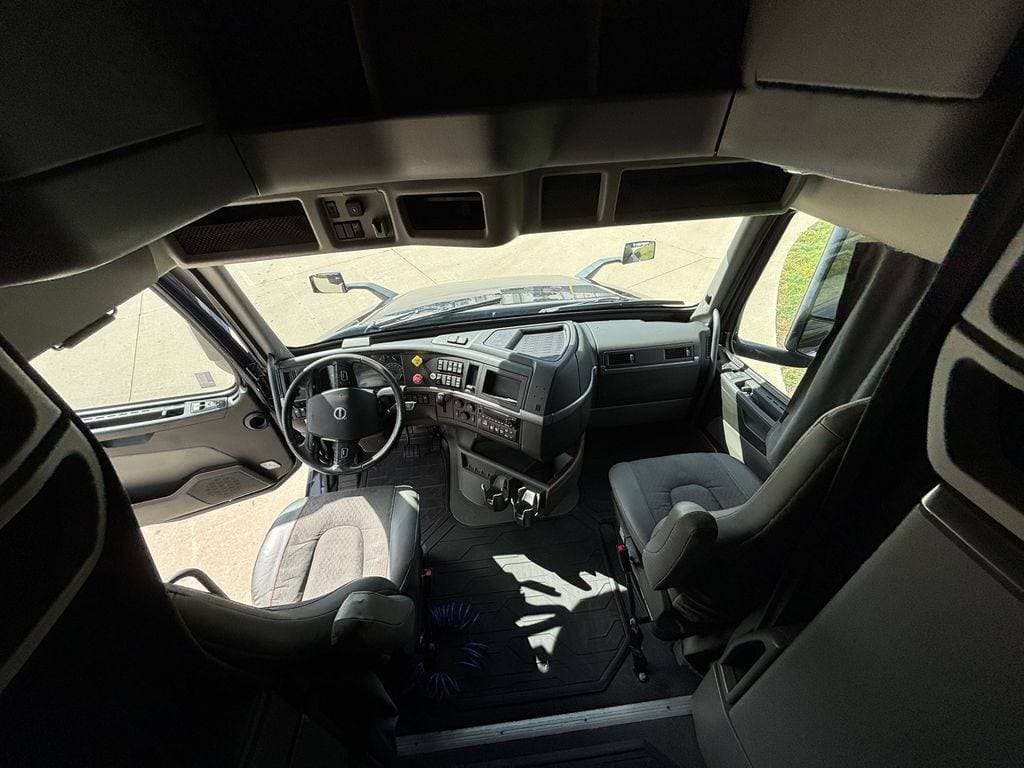 2023 Volvo VNL image 14