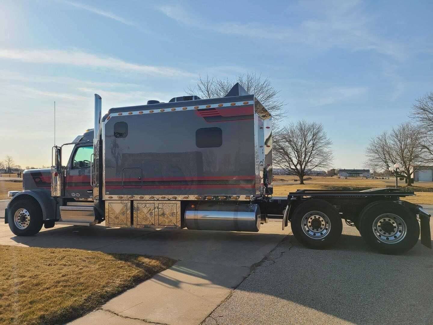 2025 Peterbilt 589 image 2