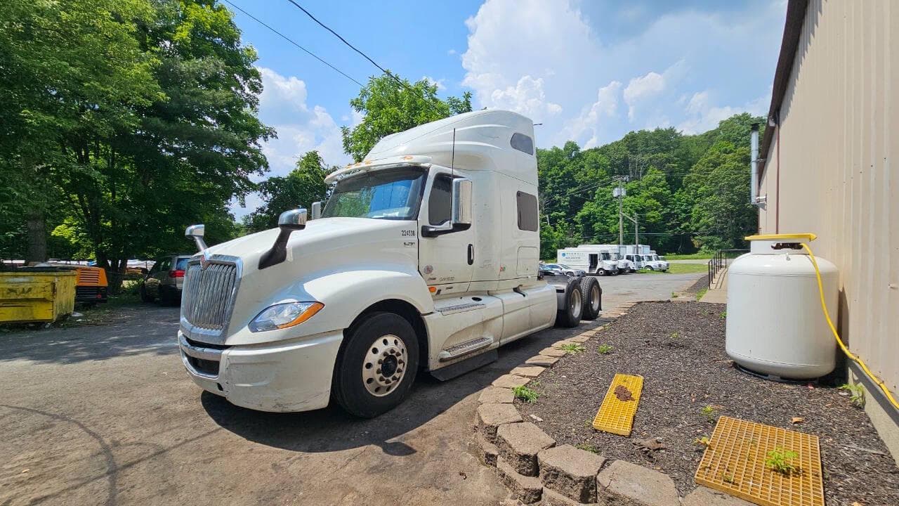 2022 International LT625 image 5