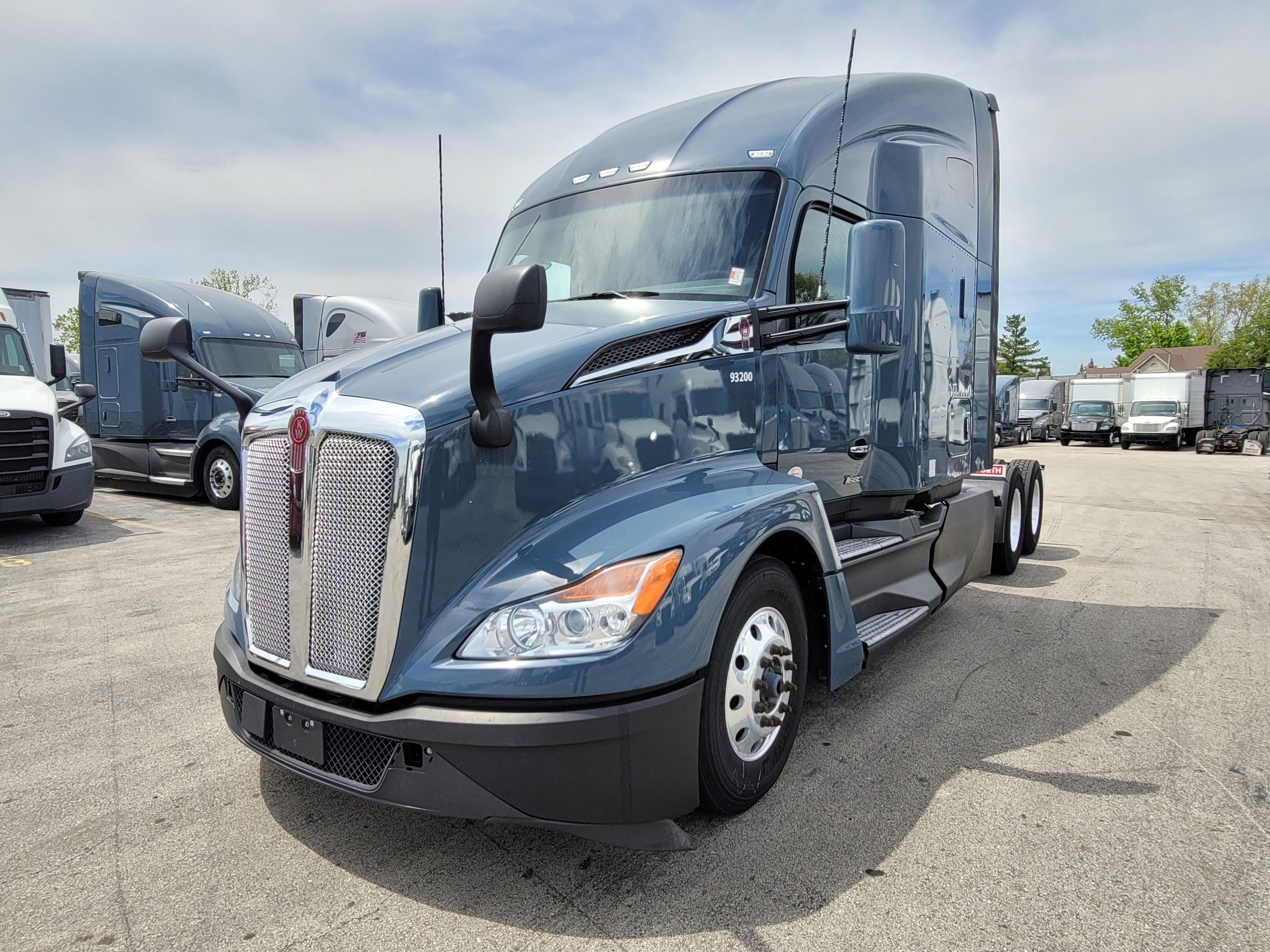 2023 Kenworth T680 image 1