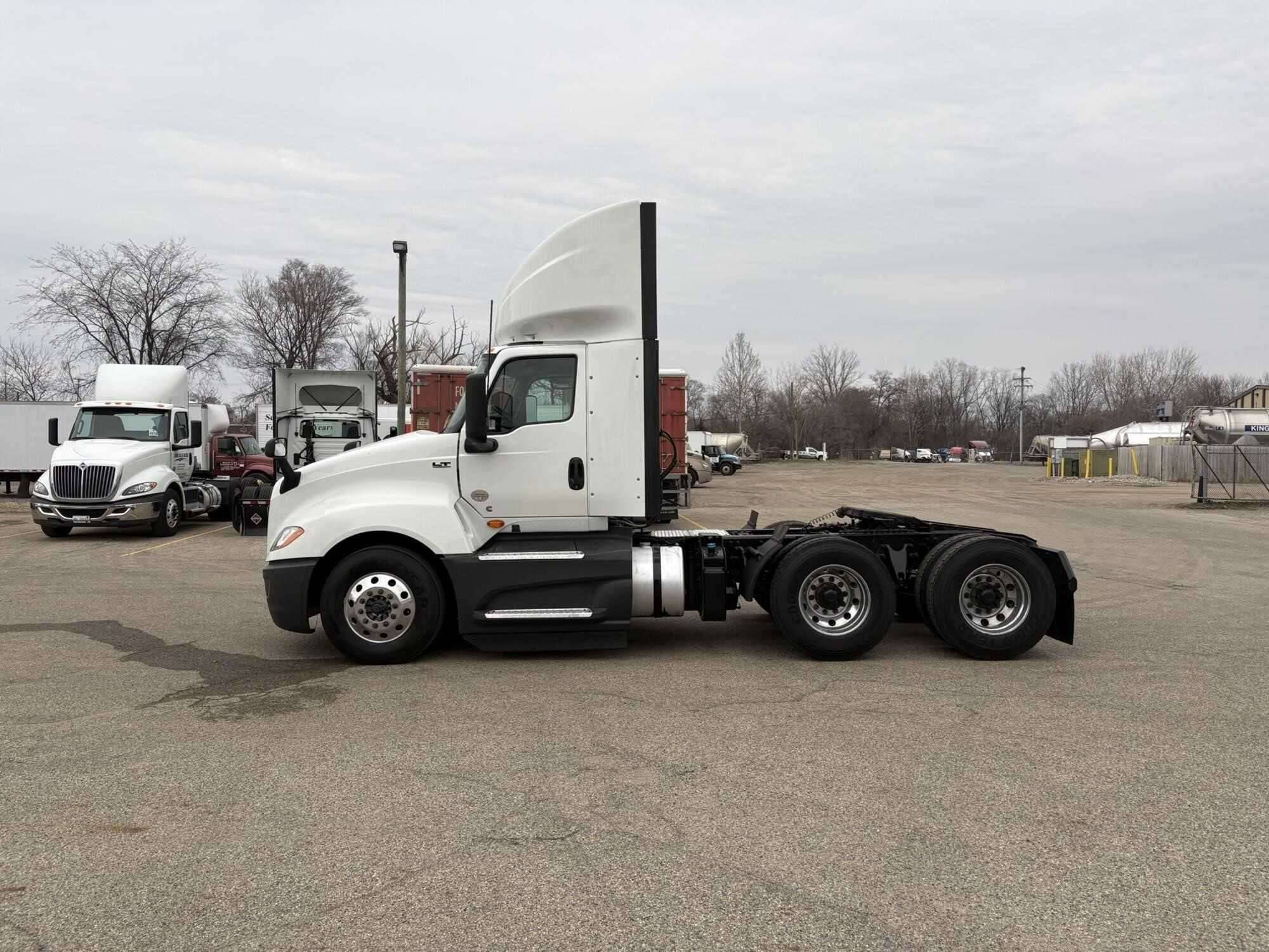 2021 International LT625 image 2
