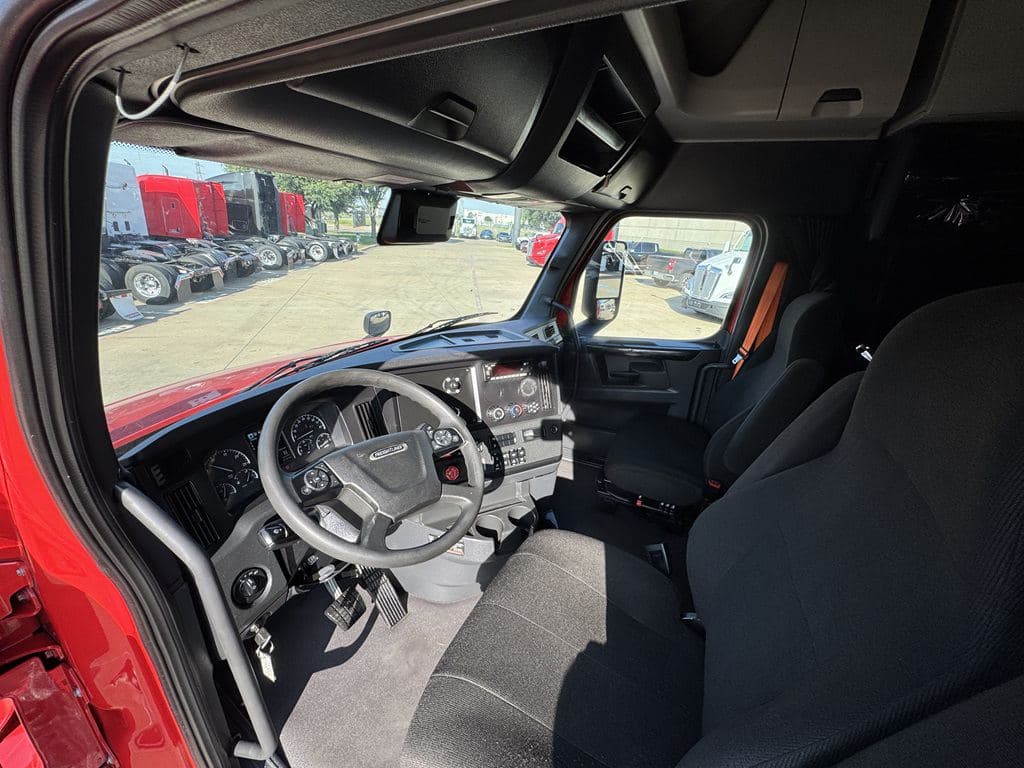 Used 2023 FREIGHTLINER PT126064ST image 29
