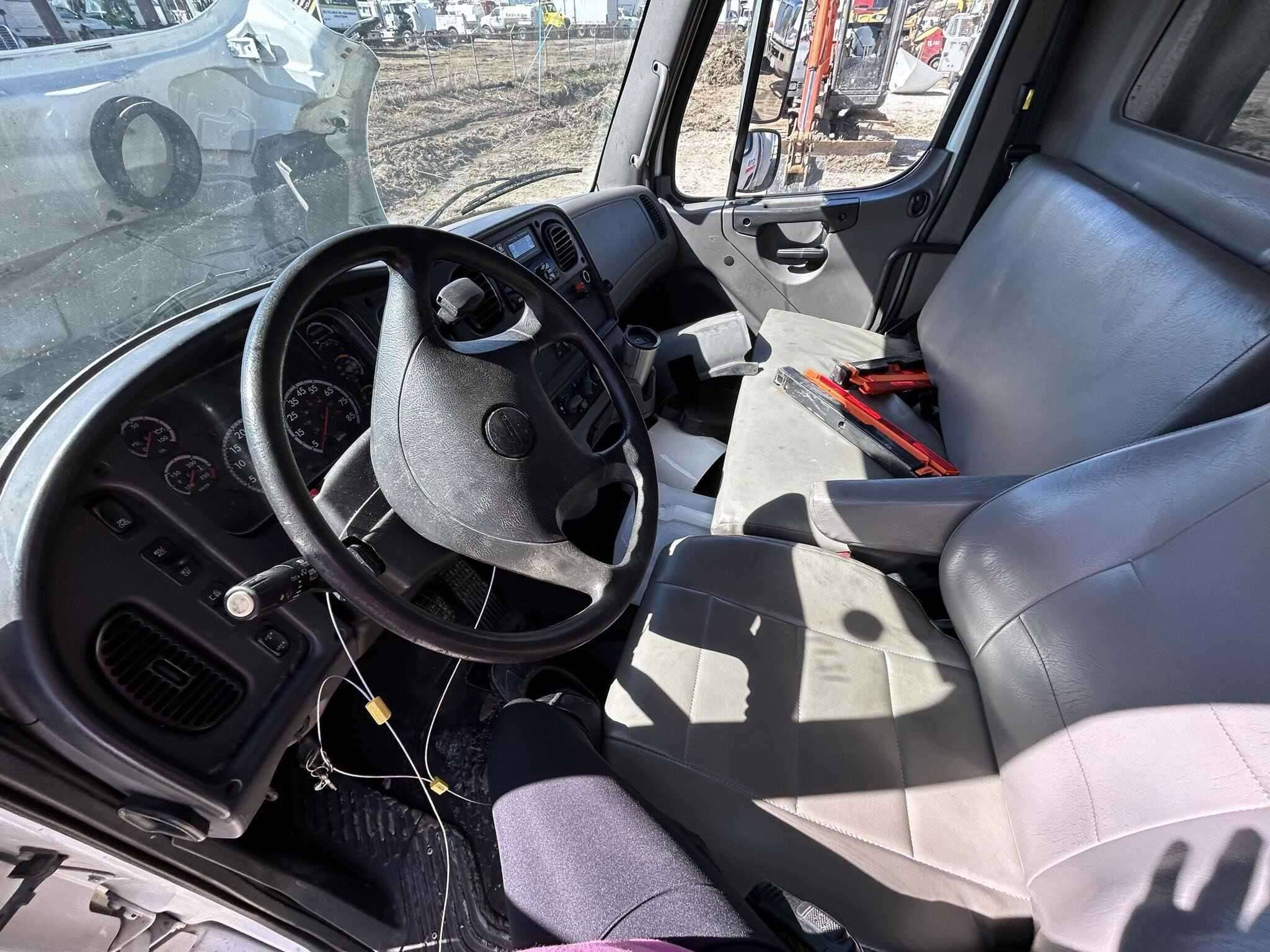 2019 Freightliner M2 image 3