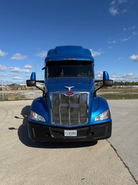 2023 Peterbilt 579 image 2