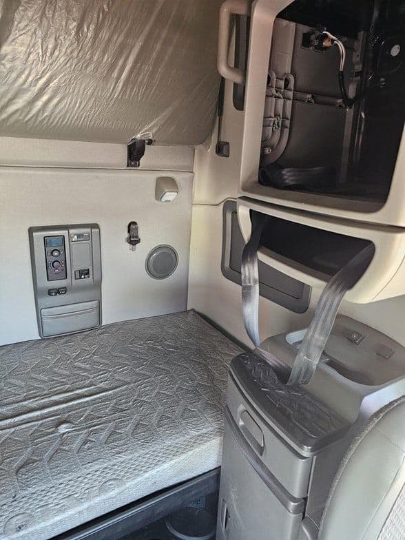 2023 Volvo VNL64T760 image 6