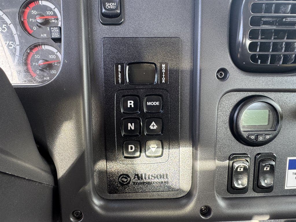 2015 Freightliner M2-112 image 81