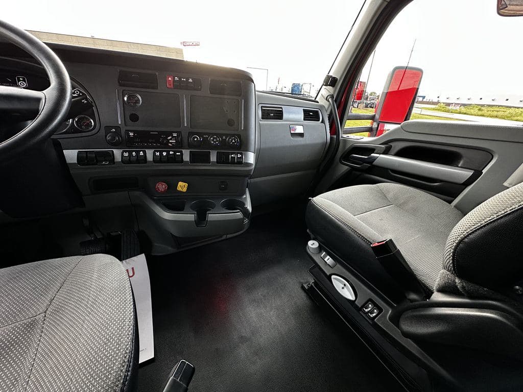 Used 2022 PETERBILT 579 image 8