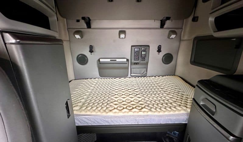 2023 Volvo VNL image 11