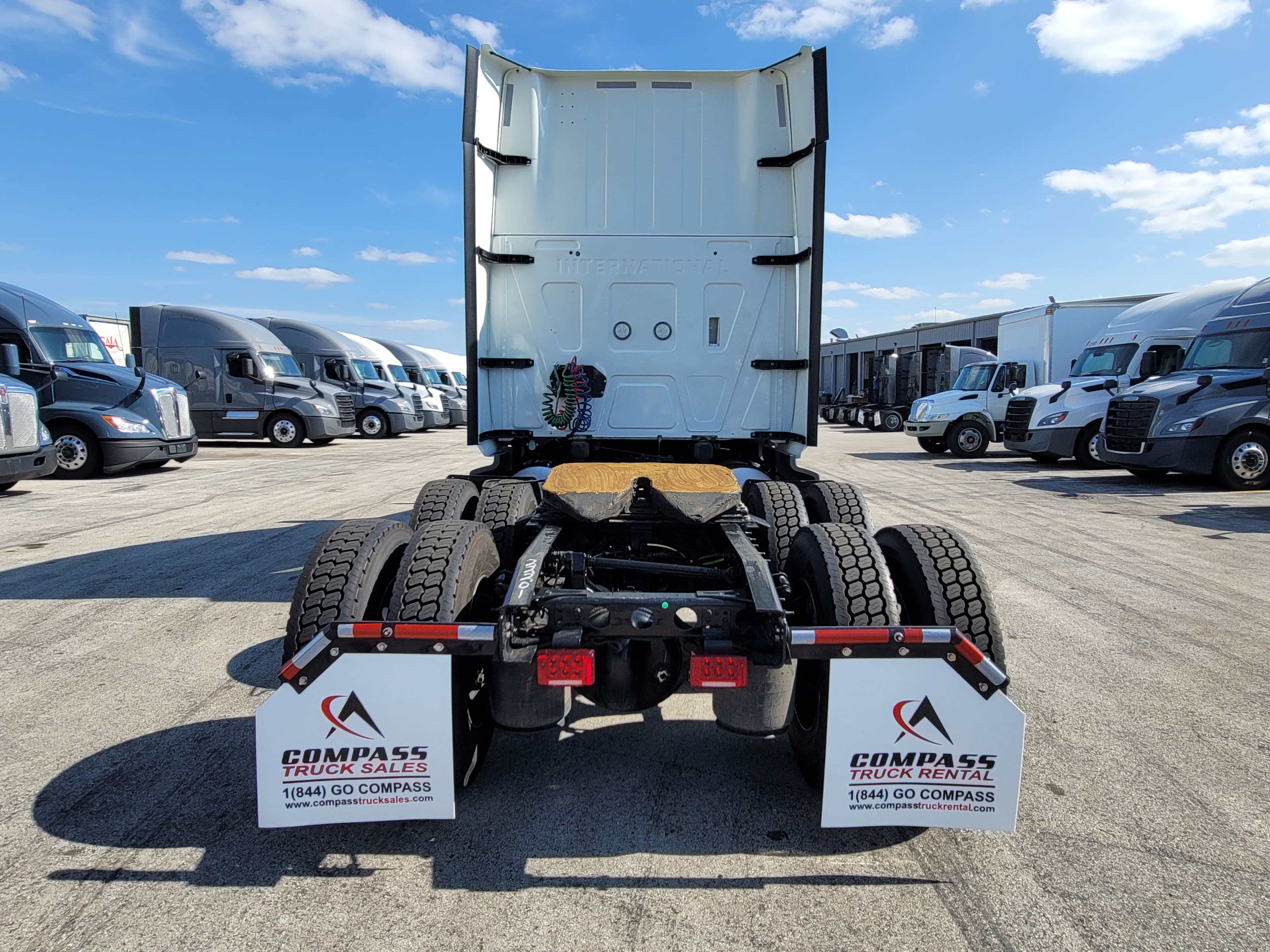 2022 International LT625 image 3