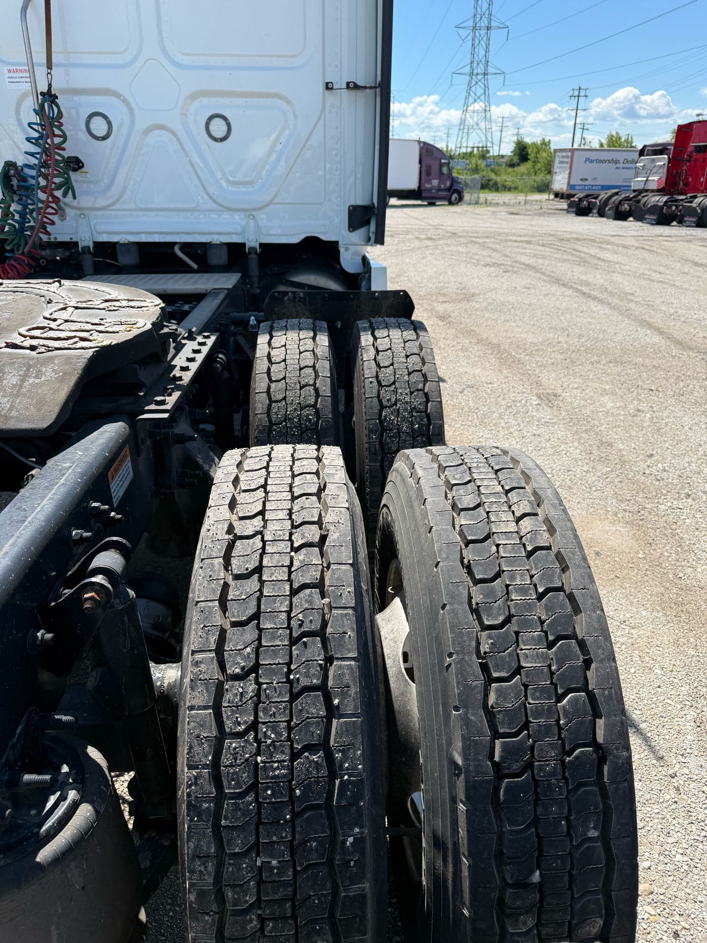 2023 Freightliner - Cummins Engine - 438k - 15k Hours! image 7