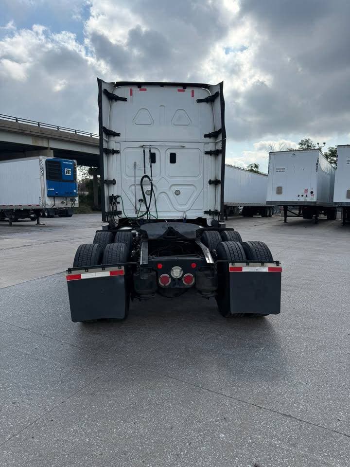 2021 Freightliner Cascadia image 4