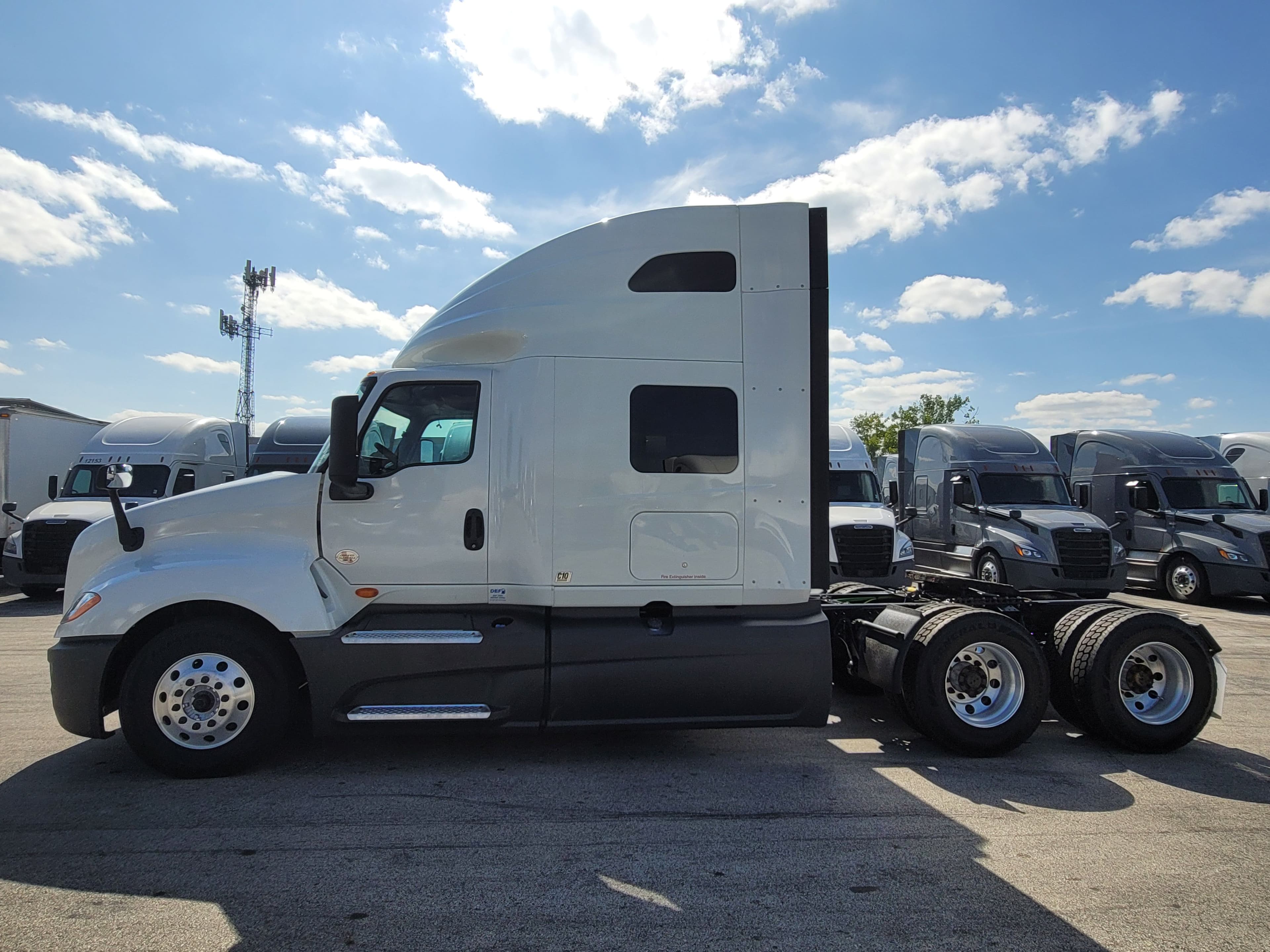 2022 International LT625 image 2