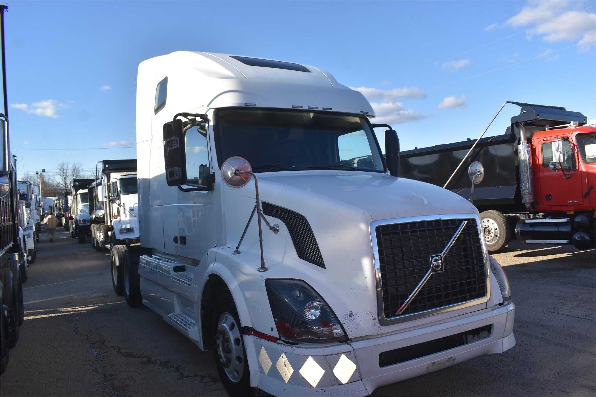 2013 Volvo VNL670 image 2