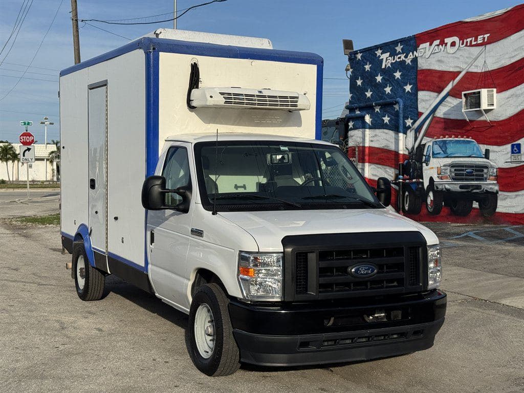 2023 Ford E350 Cutaway image 1