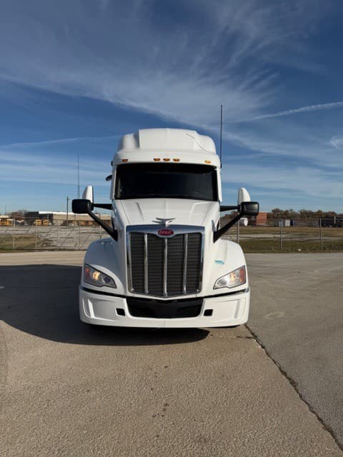 2023 Peterbilt 579 image 2
