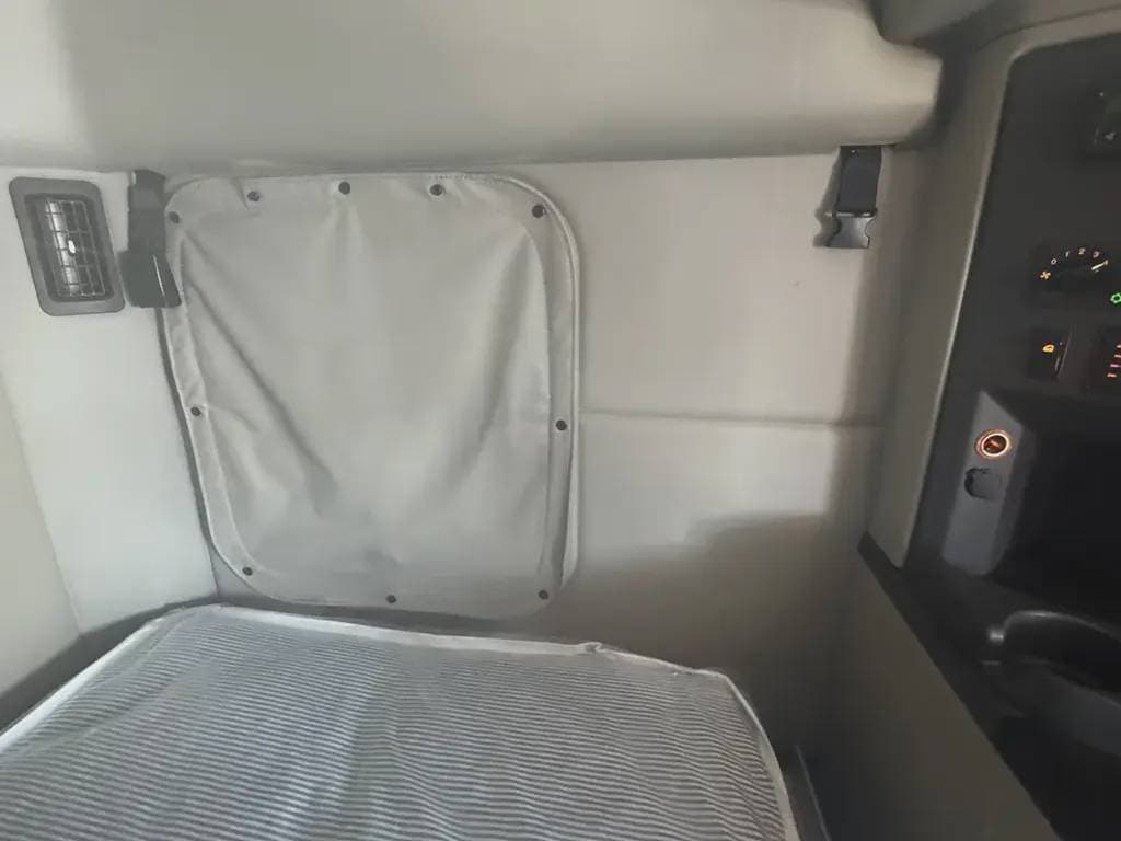 2022 Peterbilt 579 image 7