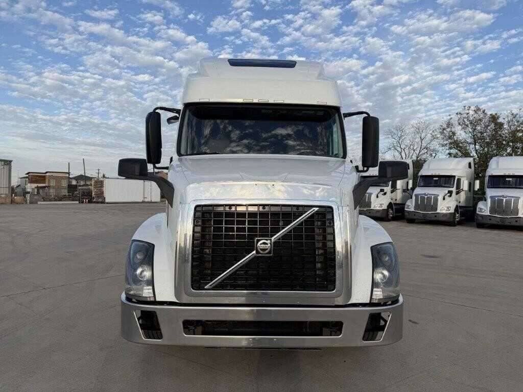 2017 Volvo VNL image 2