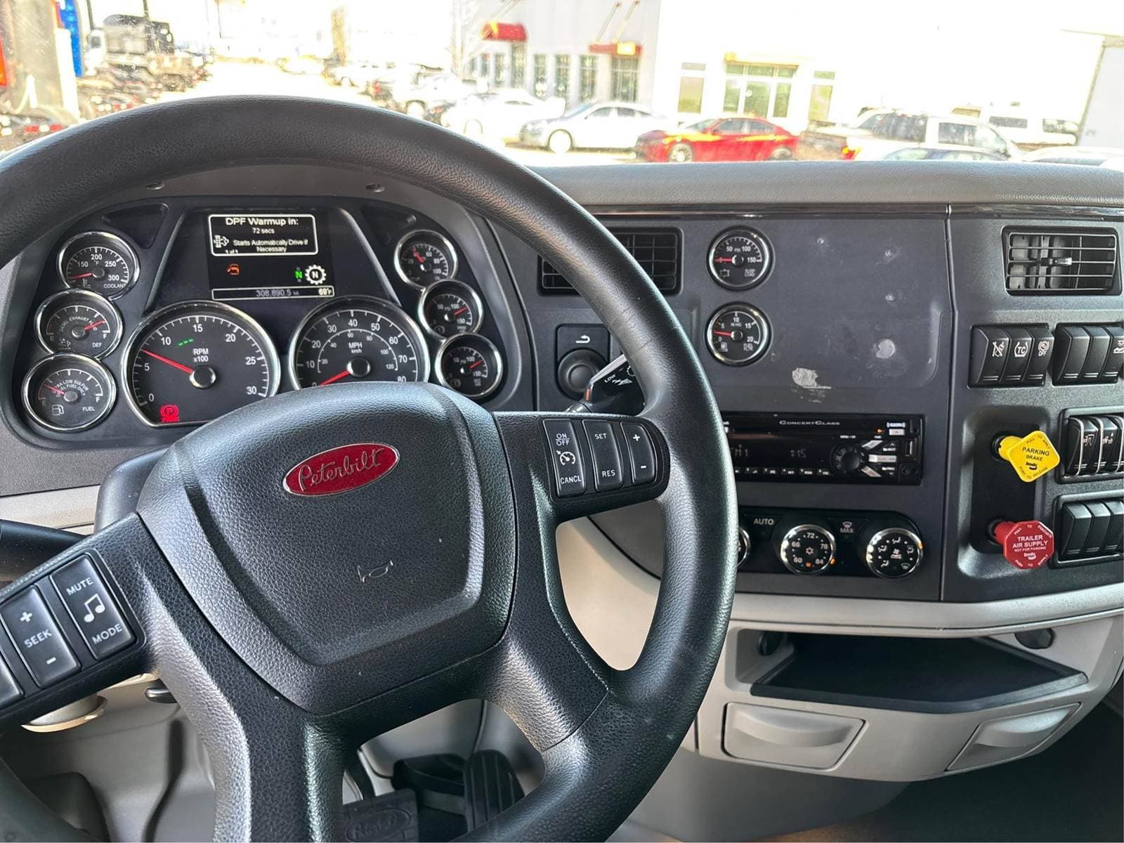 2021 Peterbilt 579 image 13