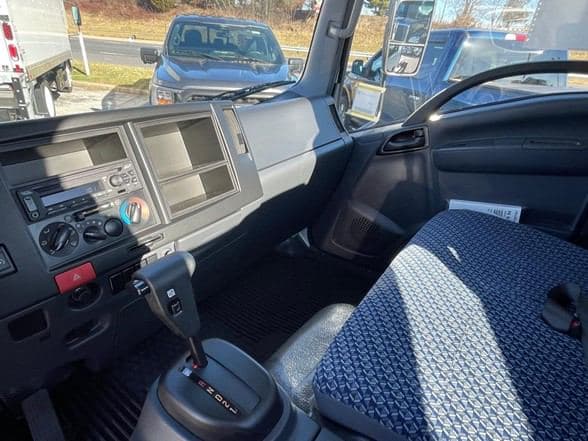 2024 Isuzu NRR image 32