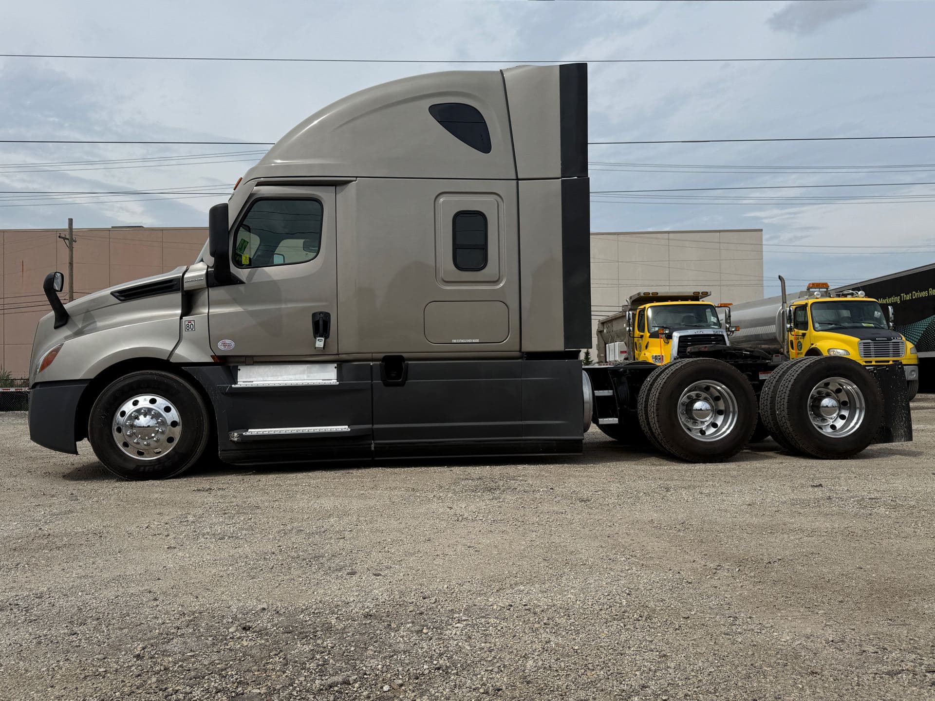 2023 Freightliner - 301k - 455HP - Virgin Tires! image 12
