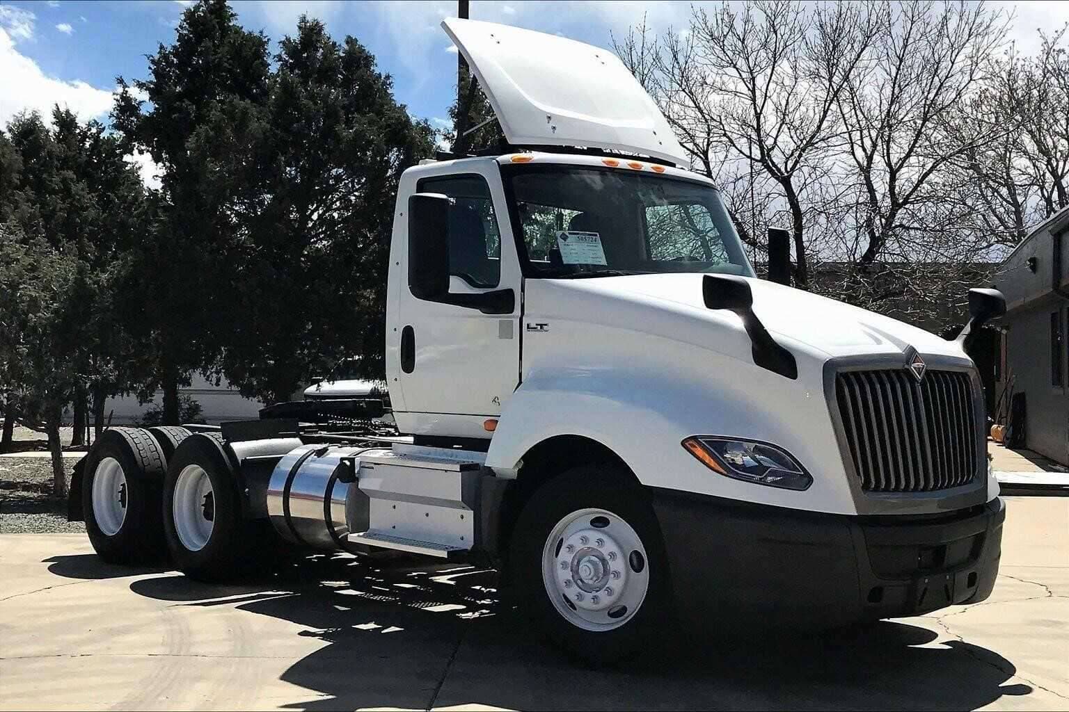 2021 International LT625 image 1