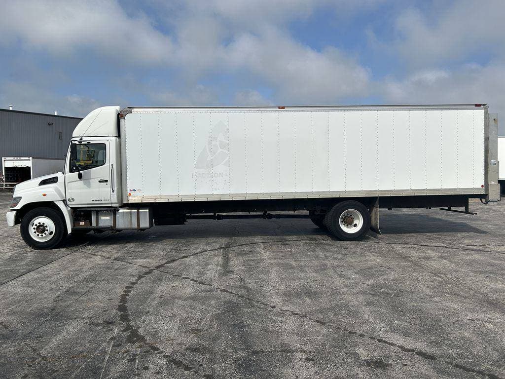 2019 Hino 338 image 2