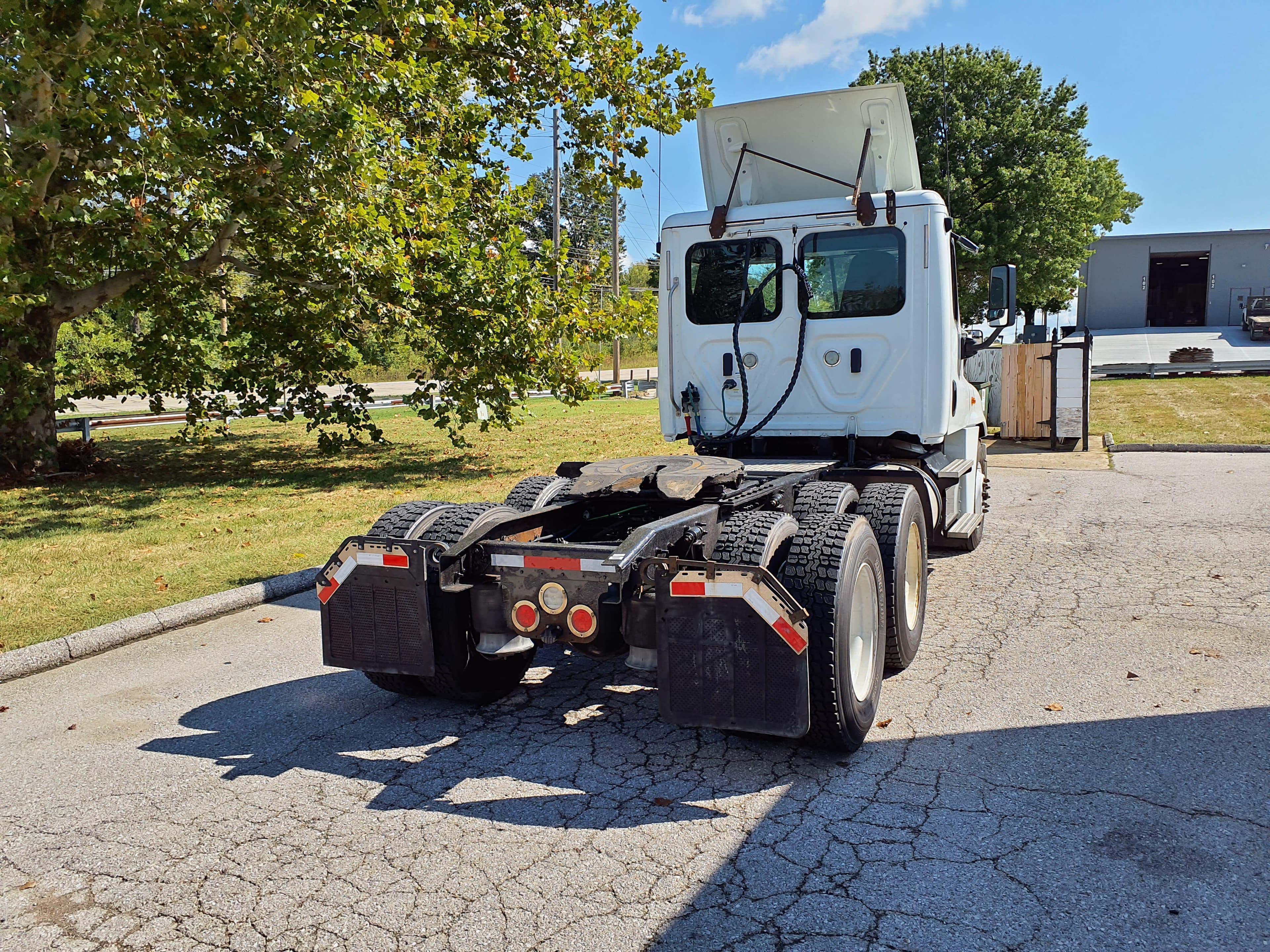 Used 2018 FREIGHTLINER Conventional - Day Cab - CASCADIA 125 For Sale image 6