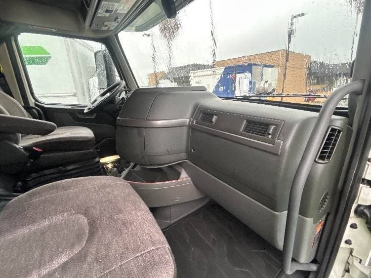 2023 Volvo VNL64T760 image 6