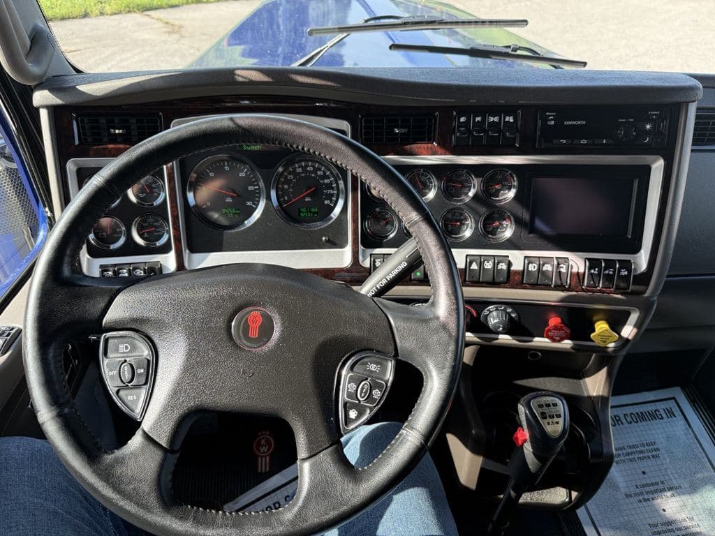 Used 2023 KENWORTH W900L image 21