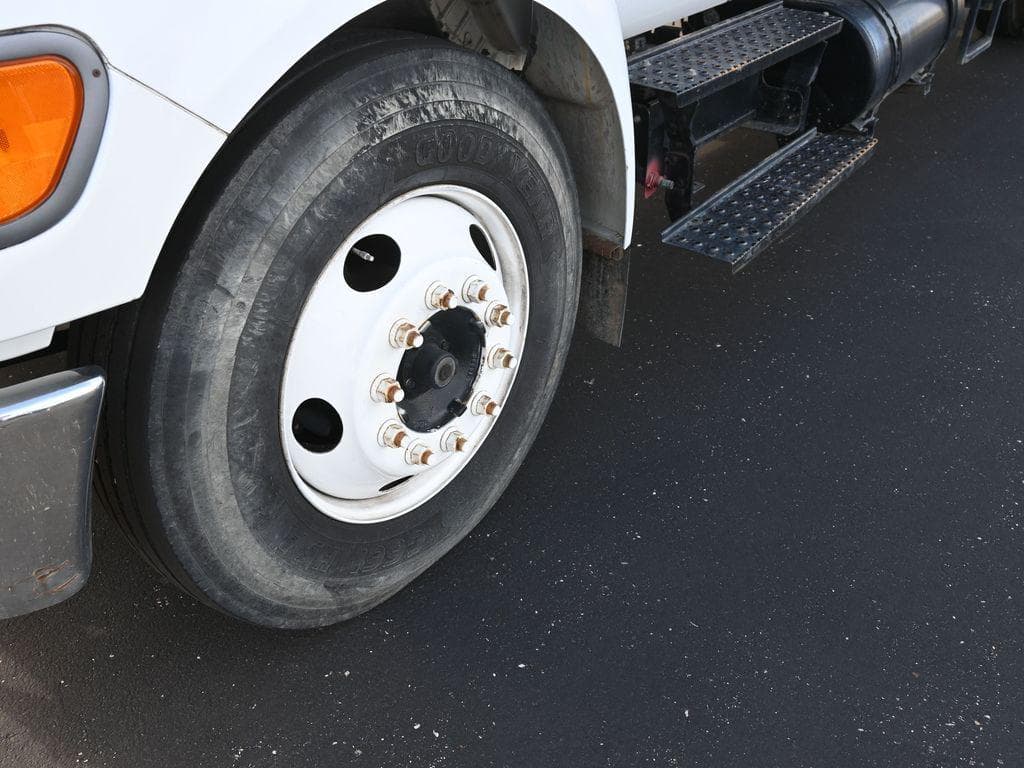 2004 Ford F-650SD XL DRW image 10