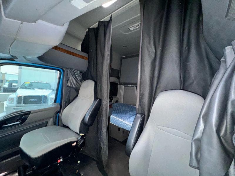 2019 International LT image 30