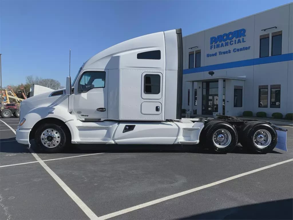 2022 Kenworth T680 image 1
