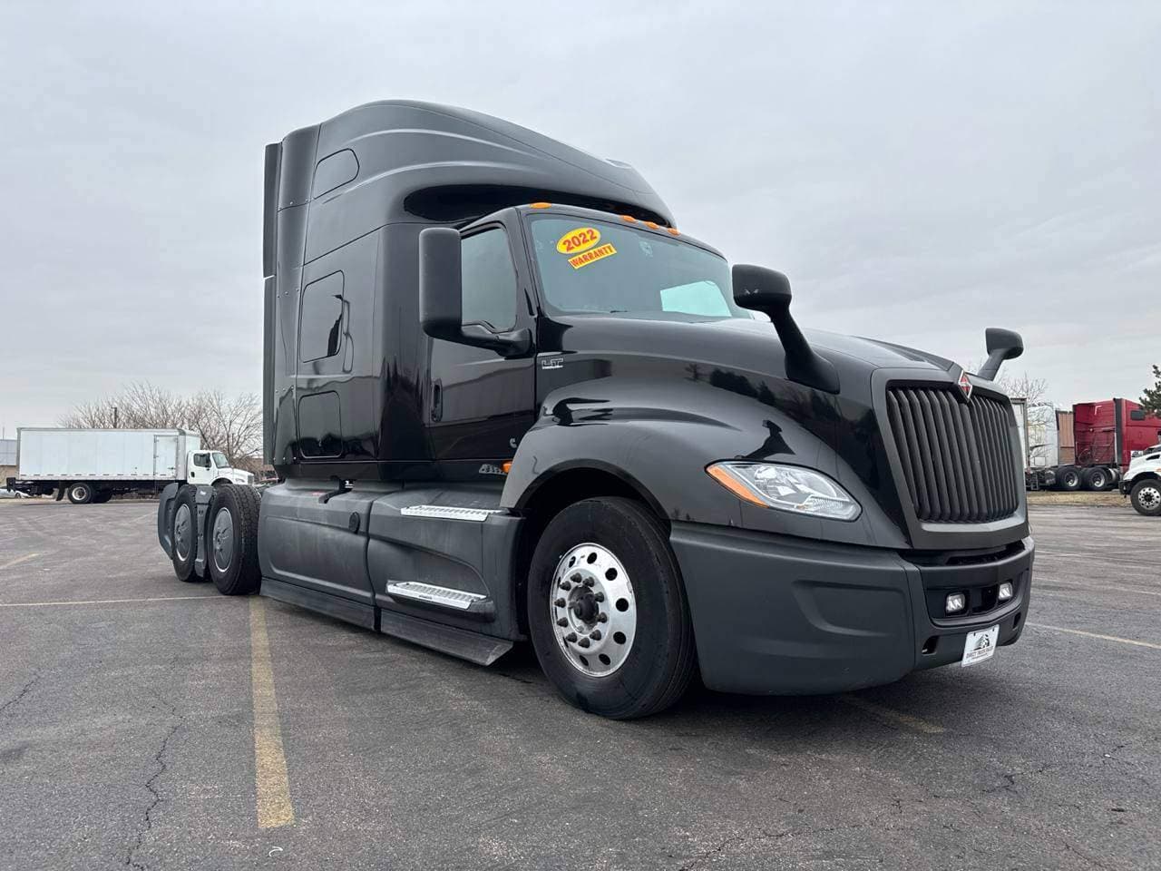 2022 International LT625 image 3