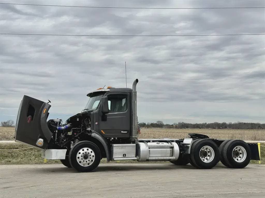 2022 Peterbilt 567 image 3