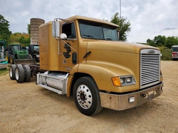 2001 FREIGHTLINER FLD112 image 1
