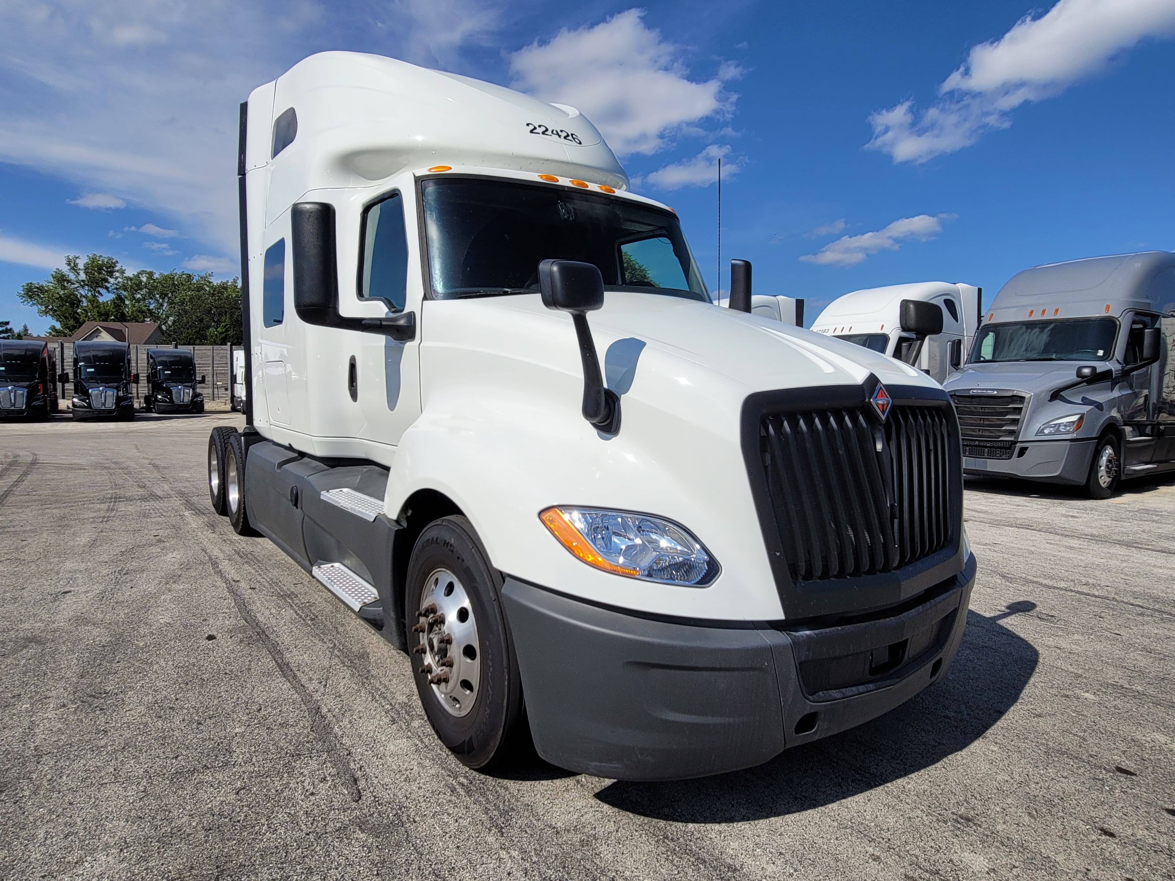 2022 International LT625 image 5