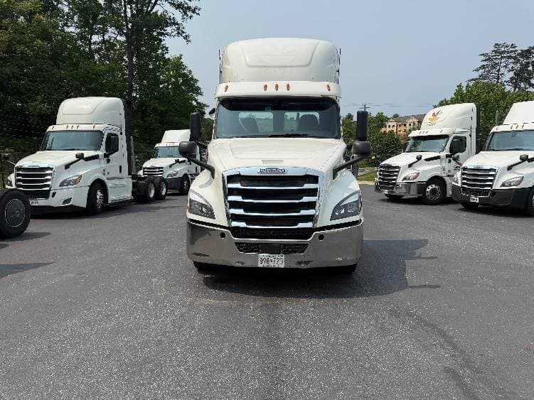 2019 Freightliner Cascadia 126 Day Cab Truck - 435HP, 12 Speed Automatic image 2