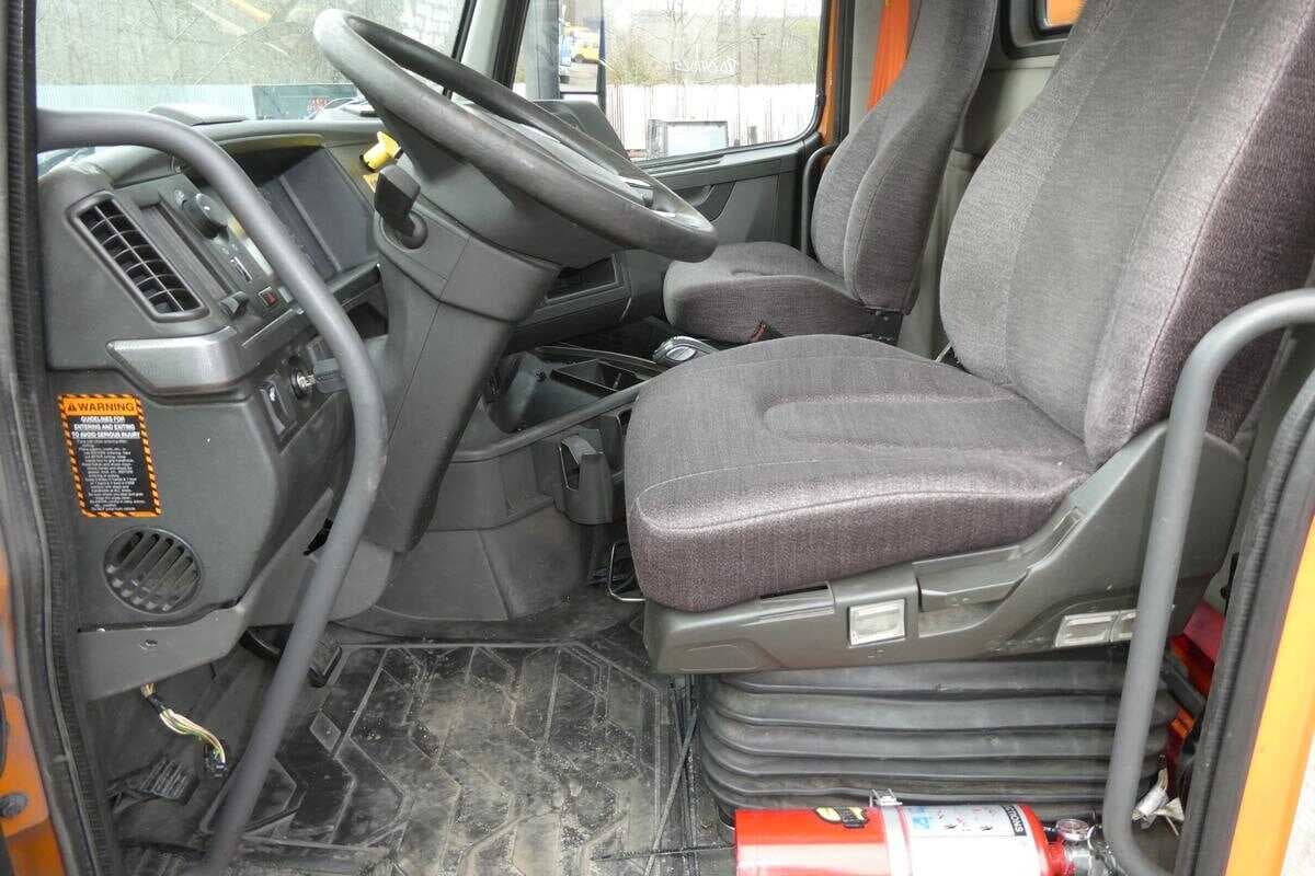 2020 Volvo VNR640 image 9