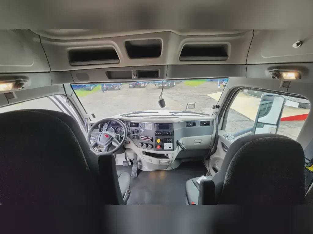 2022 Peterbilt 579 image 6