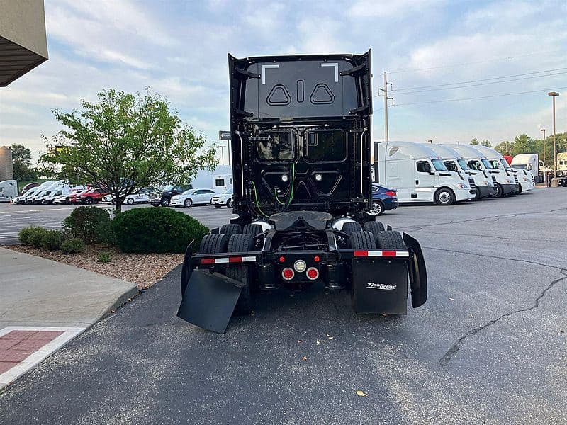 2021 Freightliner Cascadia 126 image 3