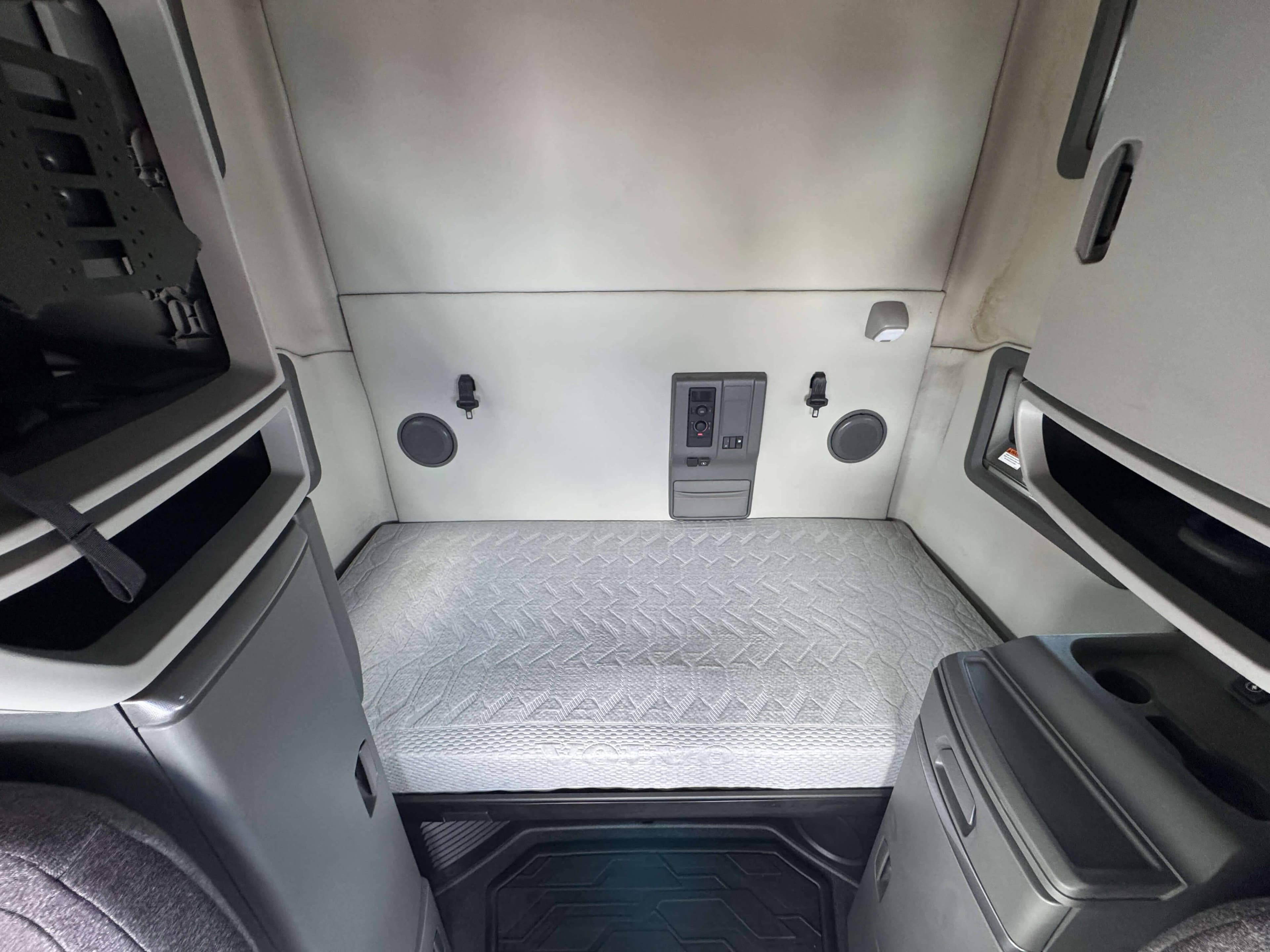 2022 Volvo VNL760 image 16